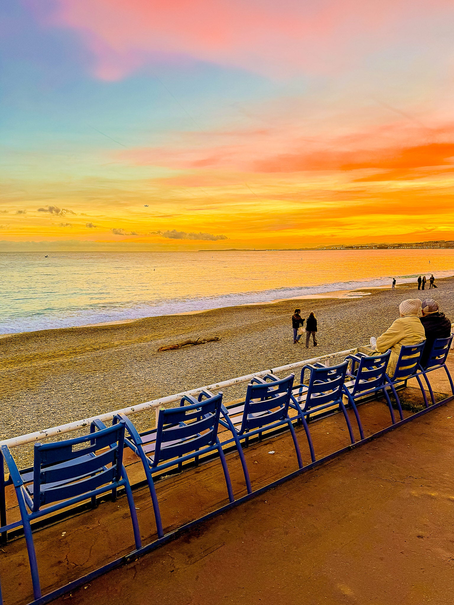 Coucher de soleil, Chaises bleues : Nice, 2026 🦋
