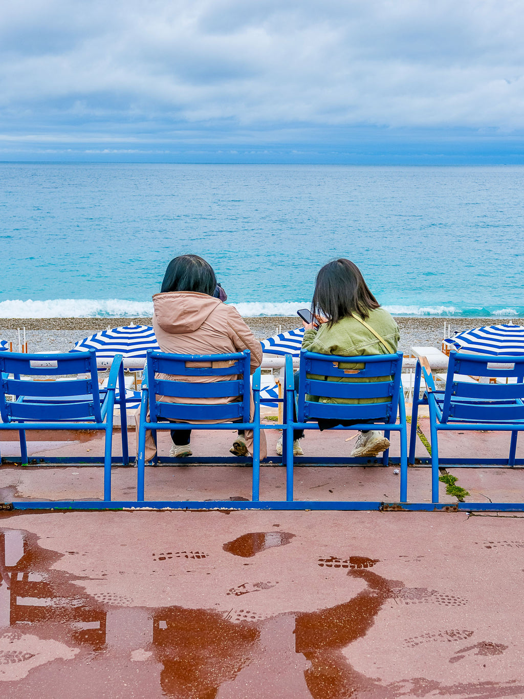 Les chaises bleues sous la grisaille  : Nice, 2025 🦋