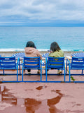 Les chaises bleues sous la grisaille  : Nice, 2025 🦋