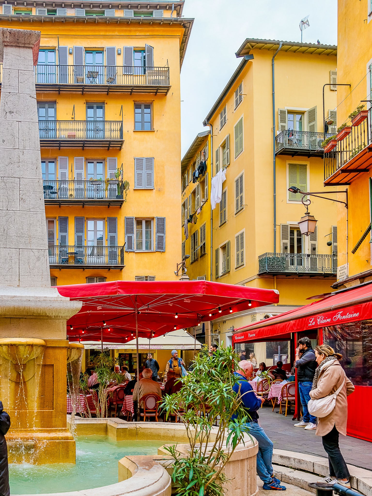 La place Rossetti sous la pluie : Nice, 2025 🌼