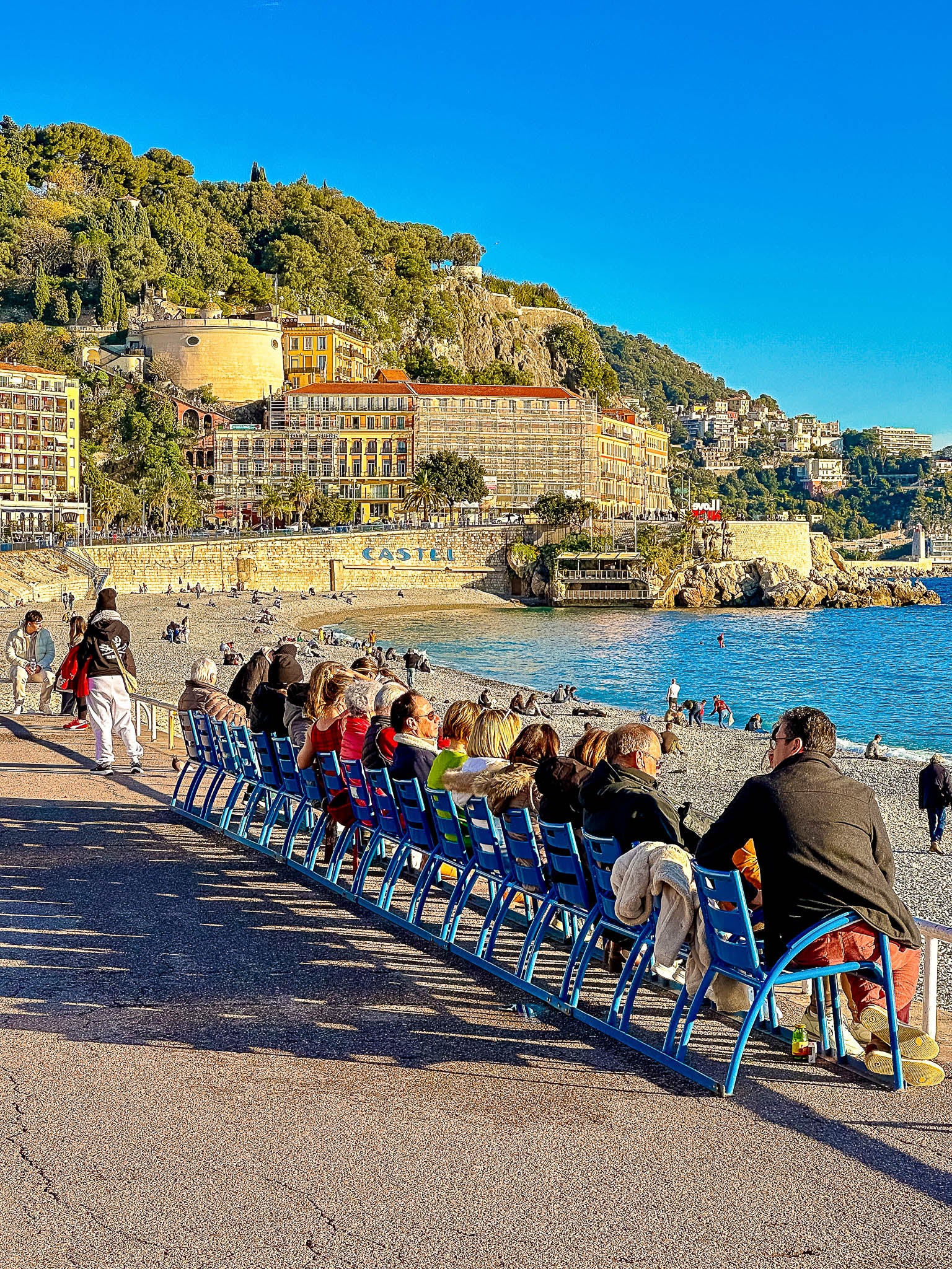 Les niçois et les chaises bleues : Nice, 2024 🦋