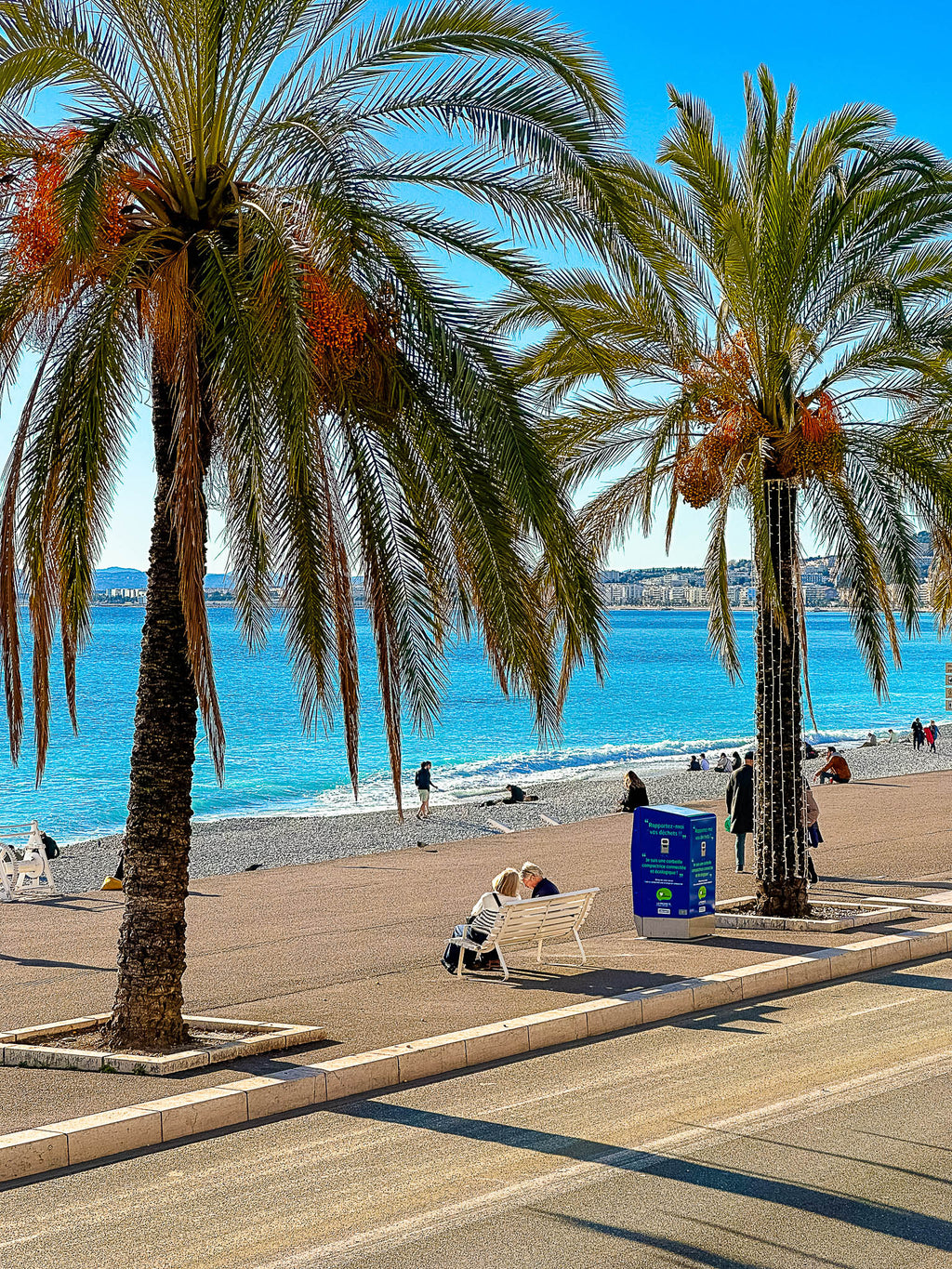 S'asseoir et discuter face à la mer : Nice, 2024 🤍