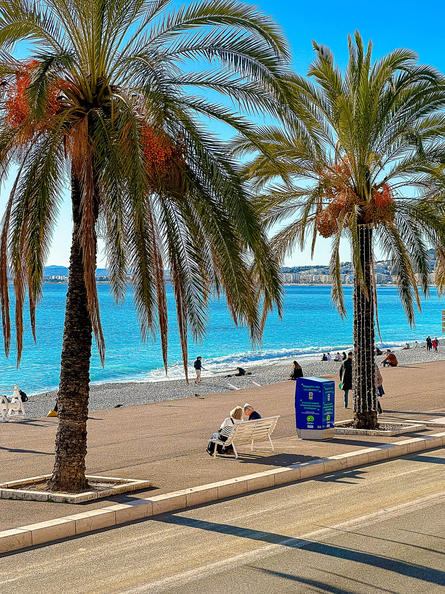S'asseoir et discuter face à la mer : Nice, 2024 🤍
