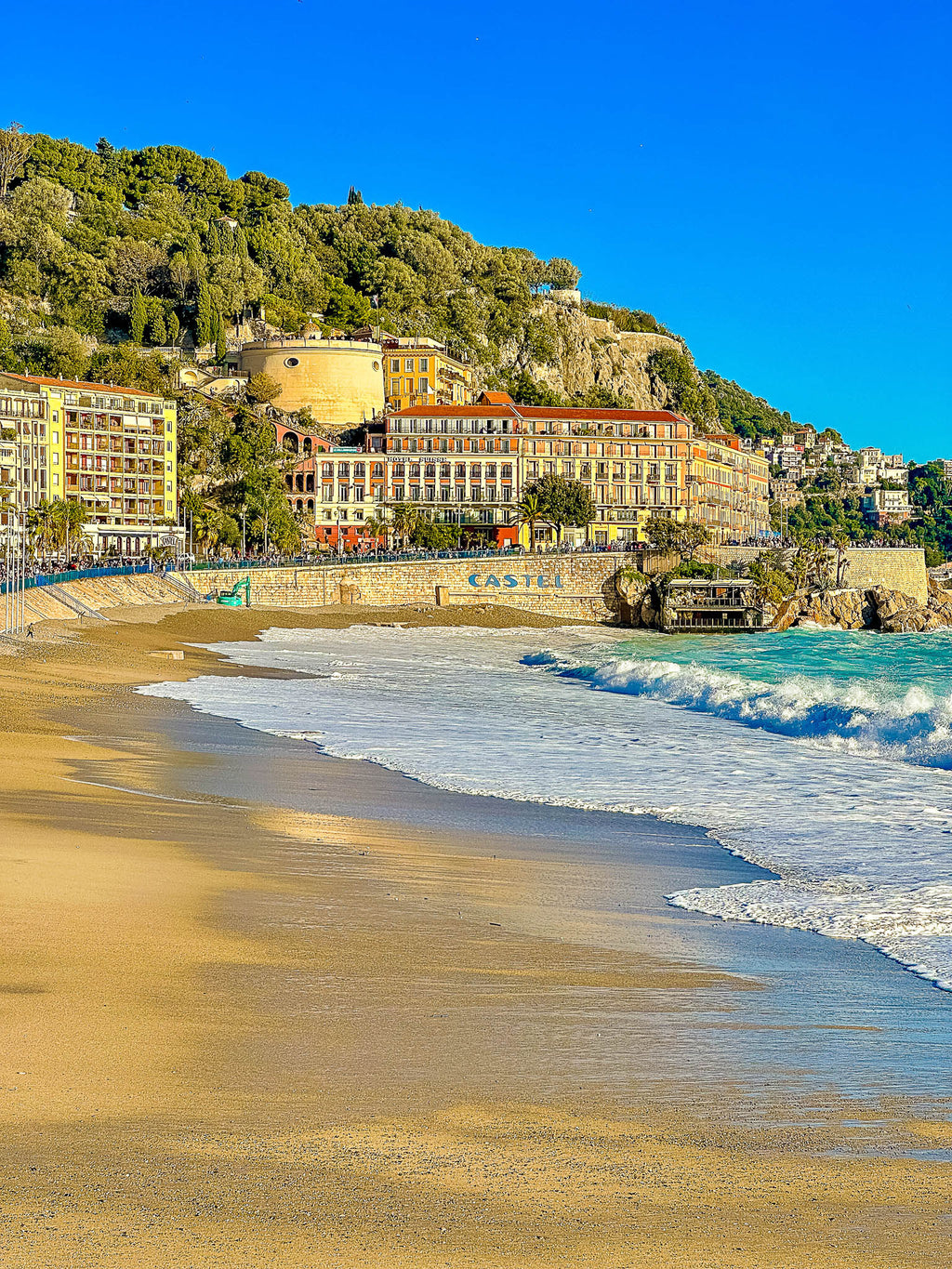 Du sable sur la plage de Nice : Nice, 2023 🖼