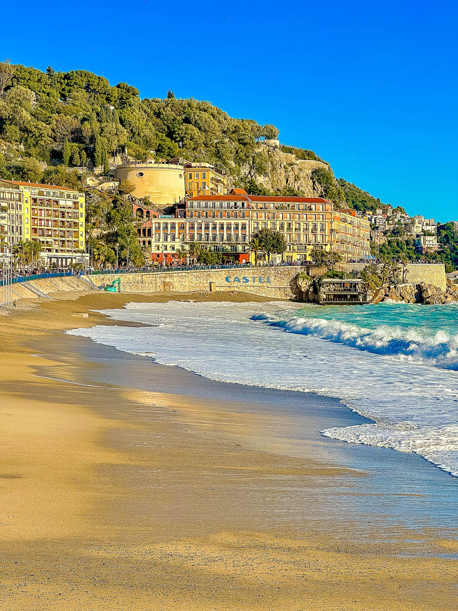 Du sable sur la plage de Nice : Nice, 2023 🖼