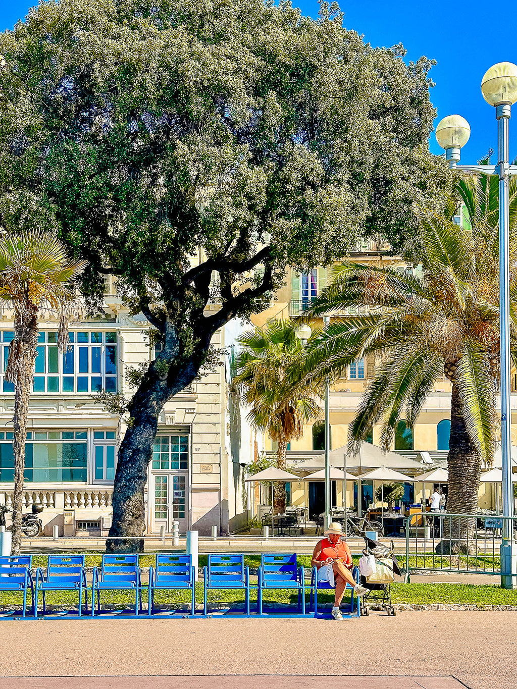 Les emblématiques chaises bleues : Nice, 2024 🦋