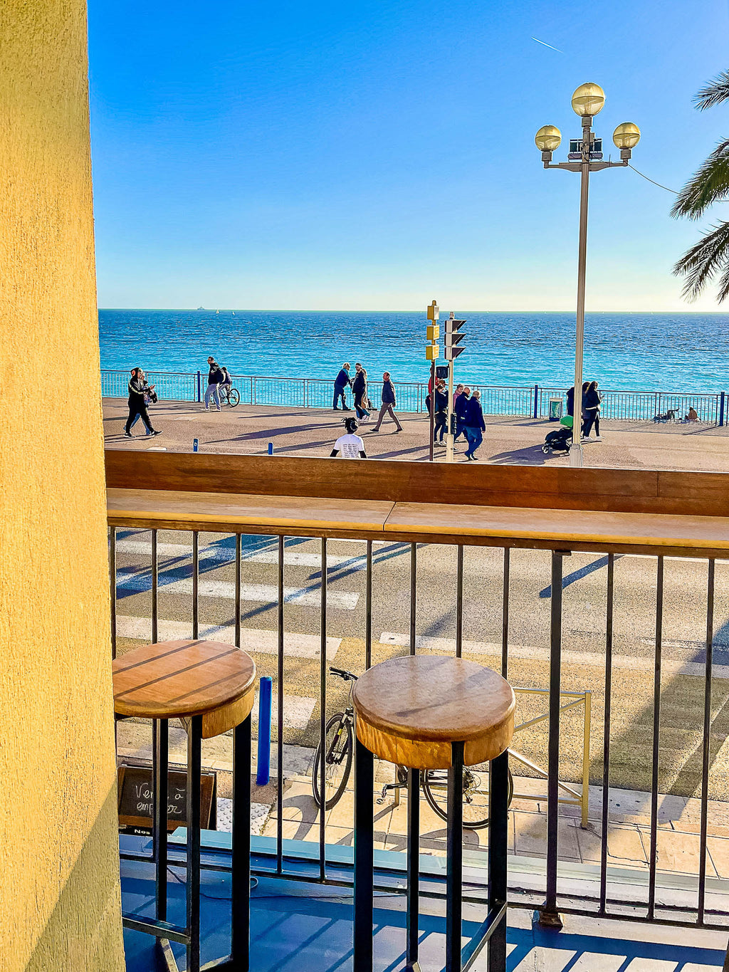 Pause ensoleillée face à la mer : Nice, 2022 🍋