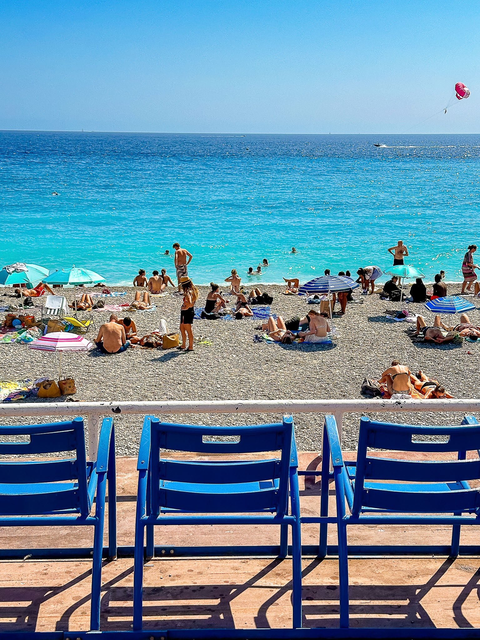 Chaises bleues, Promenade des Anglais : Nice, 2024 🐚