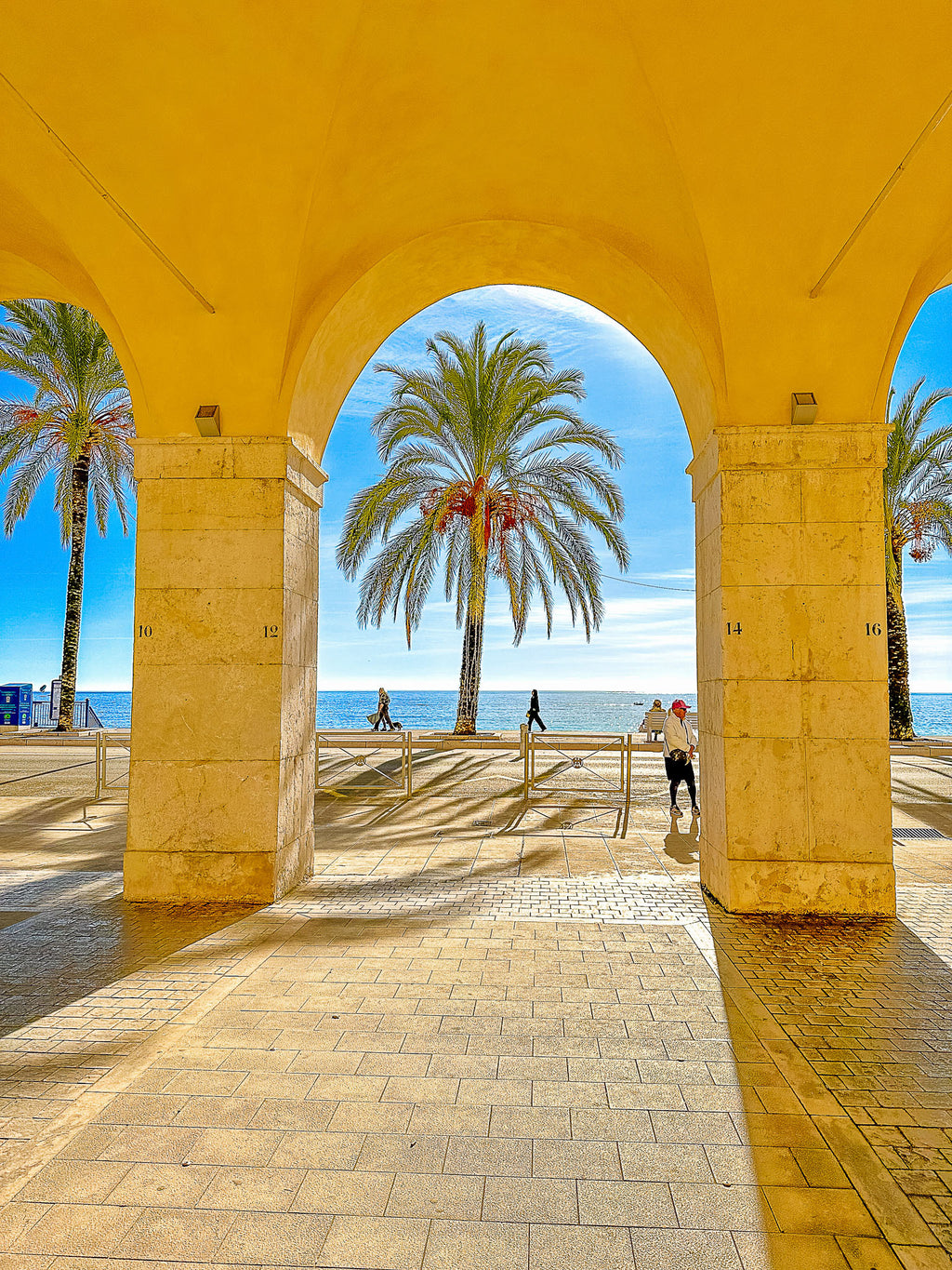 Les arcades du Cours Jaques Chirac : Nice, 2024 💛